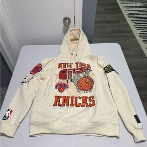Men’s New York Knicks Champion pullover